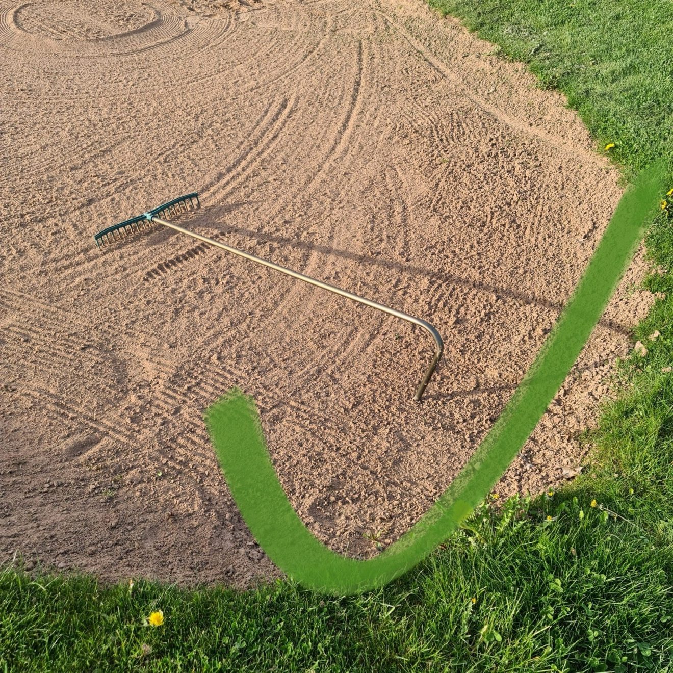 Rechen bitte vollständig in die Bunker hineinlegen