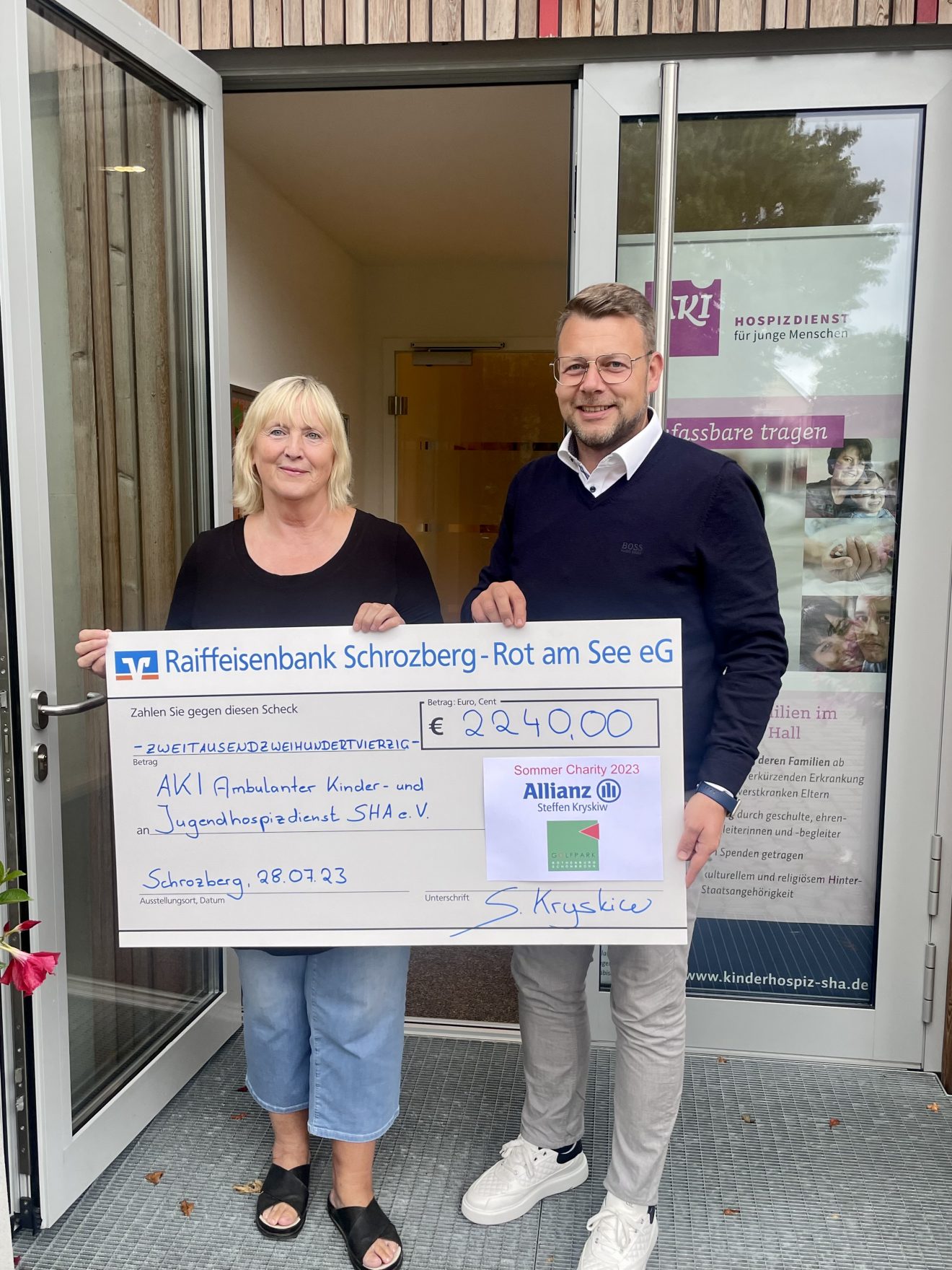 Spendenscheck von 2.240,00 € überreicht