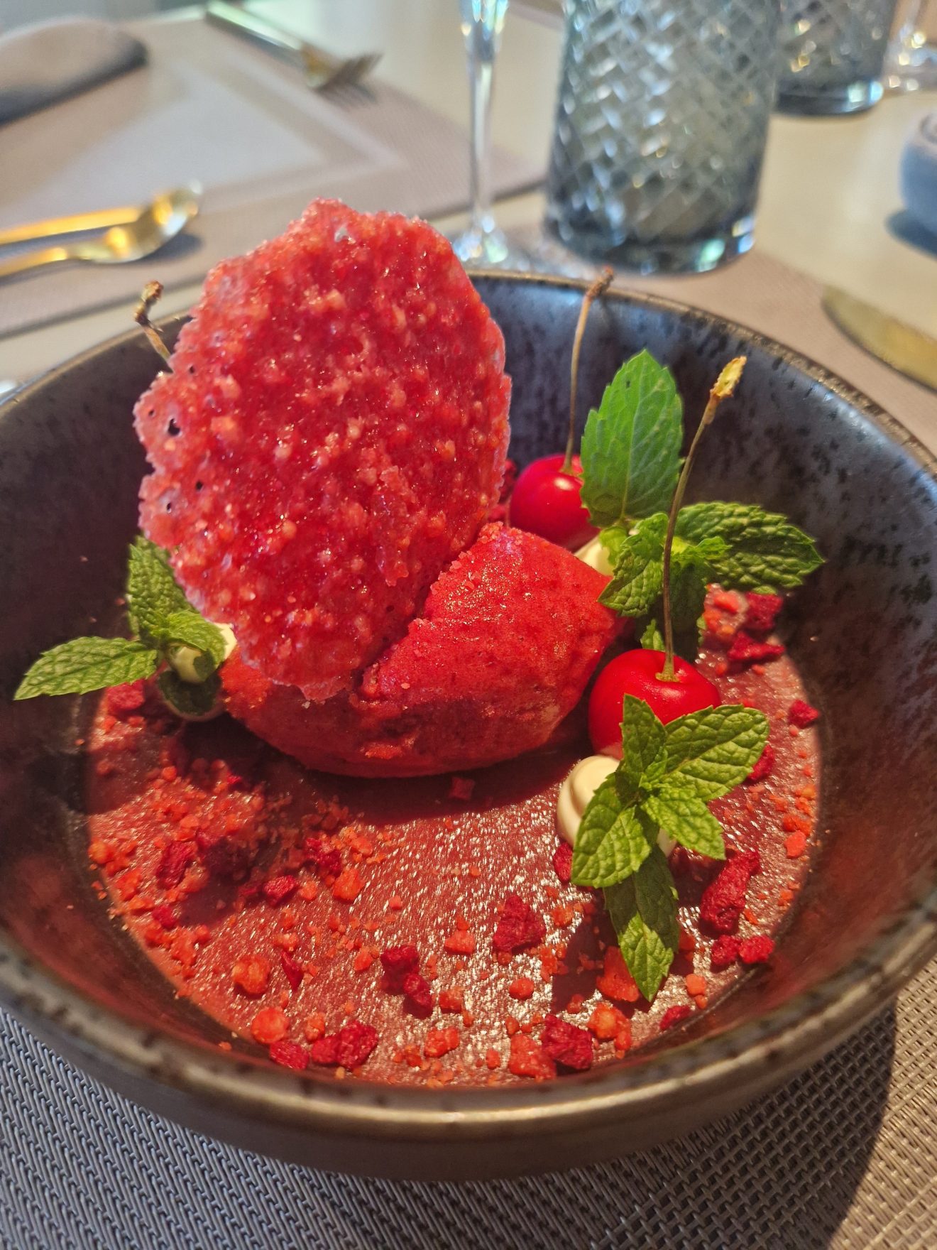 Frische Kirschen werden zu ＂Lady in Red＂